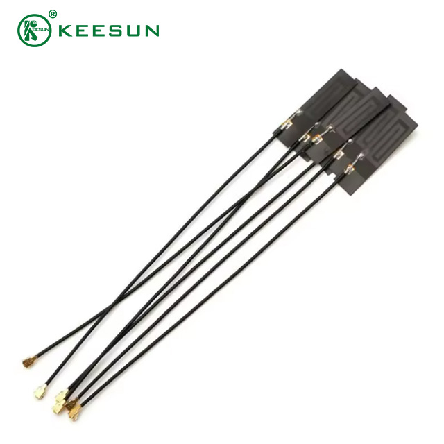 FPC0005 | Ăng-ten nh&uacute;ng bản v&aacute; t&iacute;ch hợp 4G 2dbi với c&aacute;p 1.13 tới I-PEX